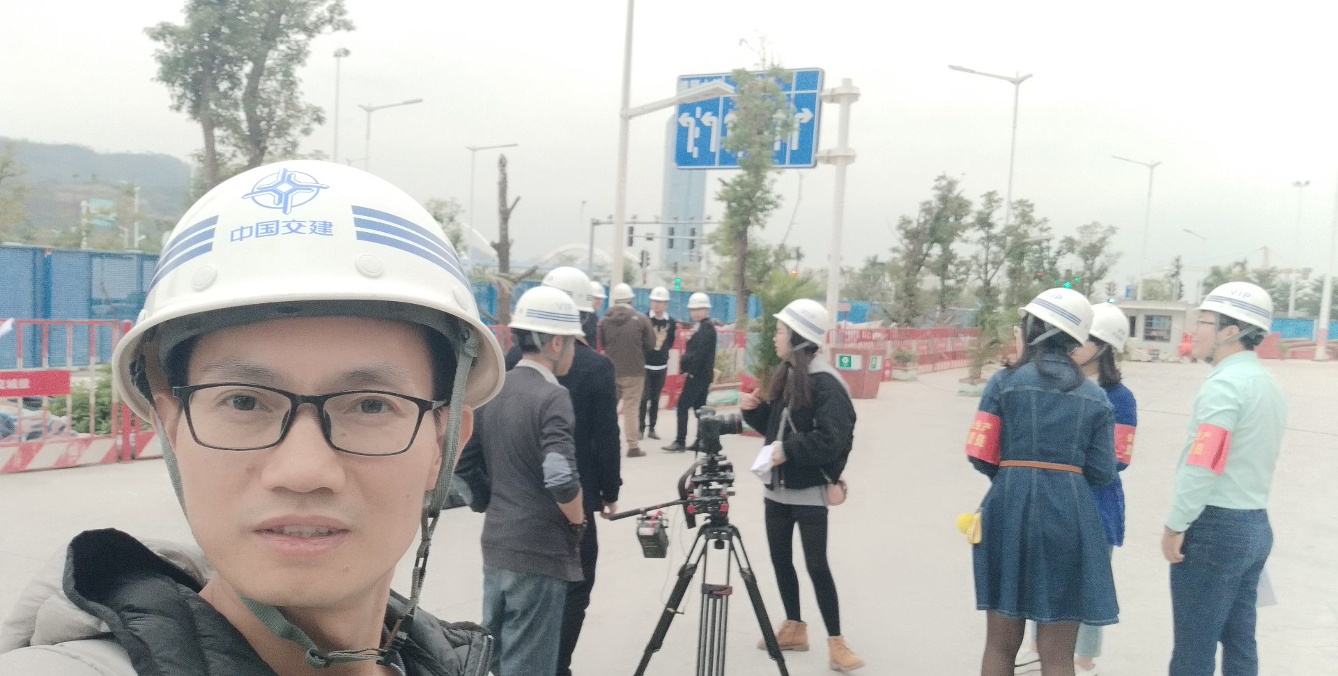 进场必须佩戴总包单位的安全帽。工程类宣传视频拍摄的第一条规矩是安全，第二条才是画面。