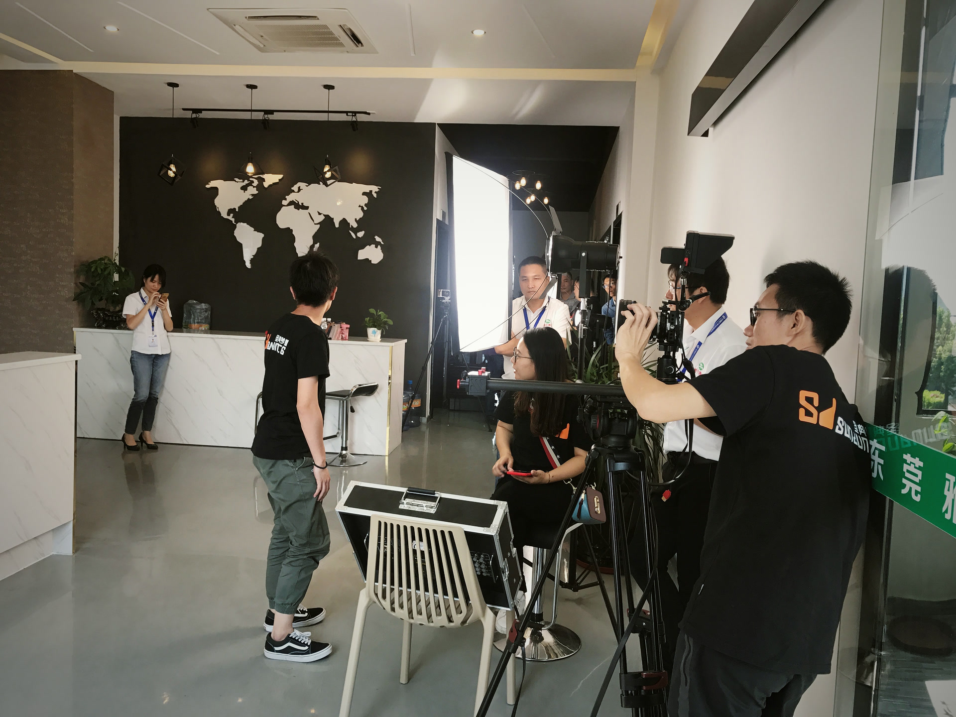 另一家客户的前台,机位架在他们自己的世界地图墙前,一块背景板都没搭。