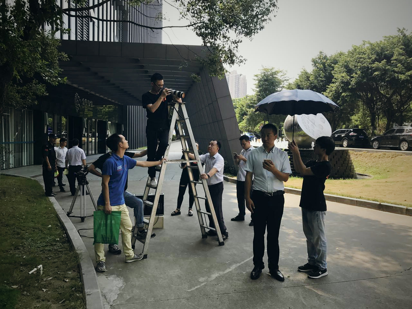 企业宣传片拍摄流程:外景半天,一半耗在梯子上