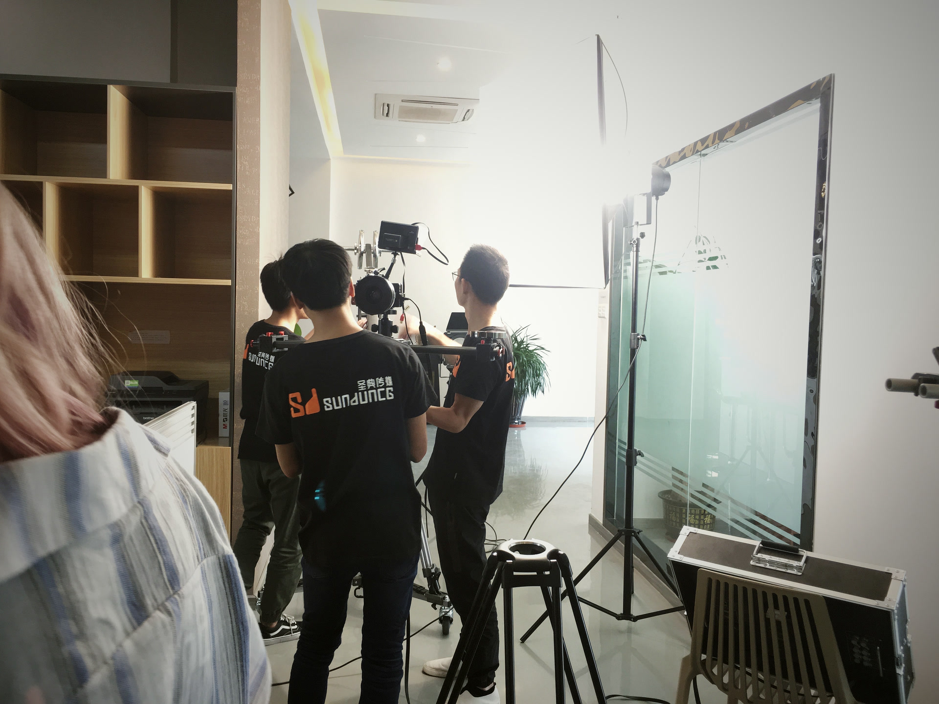 同一栋楼里的样品间,玻璃隔断前调机位高度,客户站在旁边看。